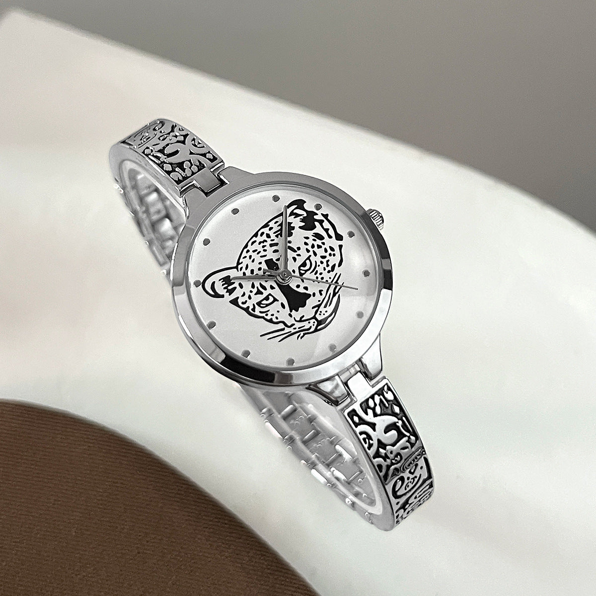 Exquisite Stylish And Niche Quartz Watch With A Luminous Design