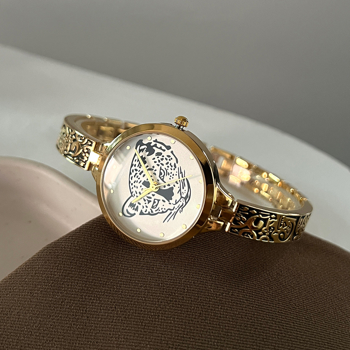 Exquisite Stylish And Niche Quartz Watch With A Luminous Design